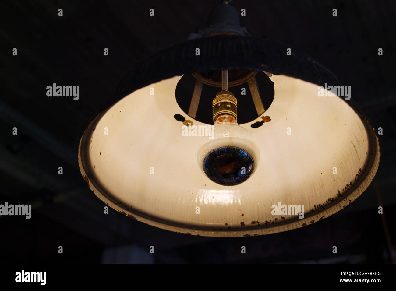Vue rapprochée de vintage lampe à incandescence et Rusty blanc lampe suspendue. Banque D'Images