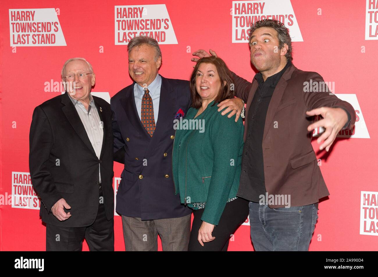 New York, NY, USA. 13 Nov, 2019. Len Cariou, Dennis Grimaldi, Karen Carpenter, Craig Bierko aux arrivées pour 40e anniversaire de Sweeney Todd et le 20e anniversaire de l'homme musique renaissance, Sardi's Restaurant, New York, NY 13 Novembre, 2019. Crédit : Jason Smith/Everett Collection/Alamy Live News Banque D'Images