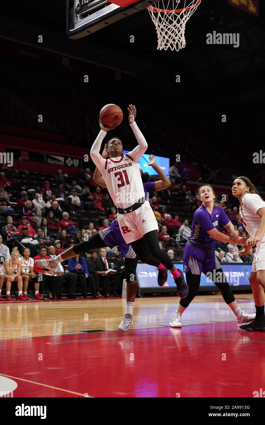 Piscataway, New Jersey, USA. 13 Nov, 2019. En avant chevaliers écarlates Rutgers TEKIA MACK (31) disques durs pour le panier contre les Eagles à Violet Niagara le Rutgers Athletic Center à New Brunswick, New Jersey. Crédit : Joel Plummer/ZUMA/Alamy Fil Live News Banque D'Images