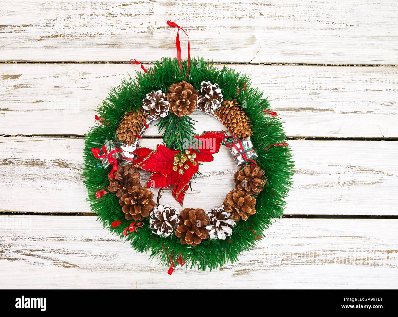 Couronne de Noël Décoration intérieure se bloque sur porte avant Banque D'Images