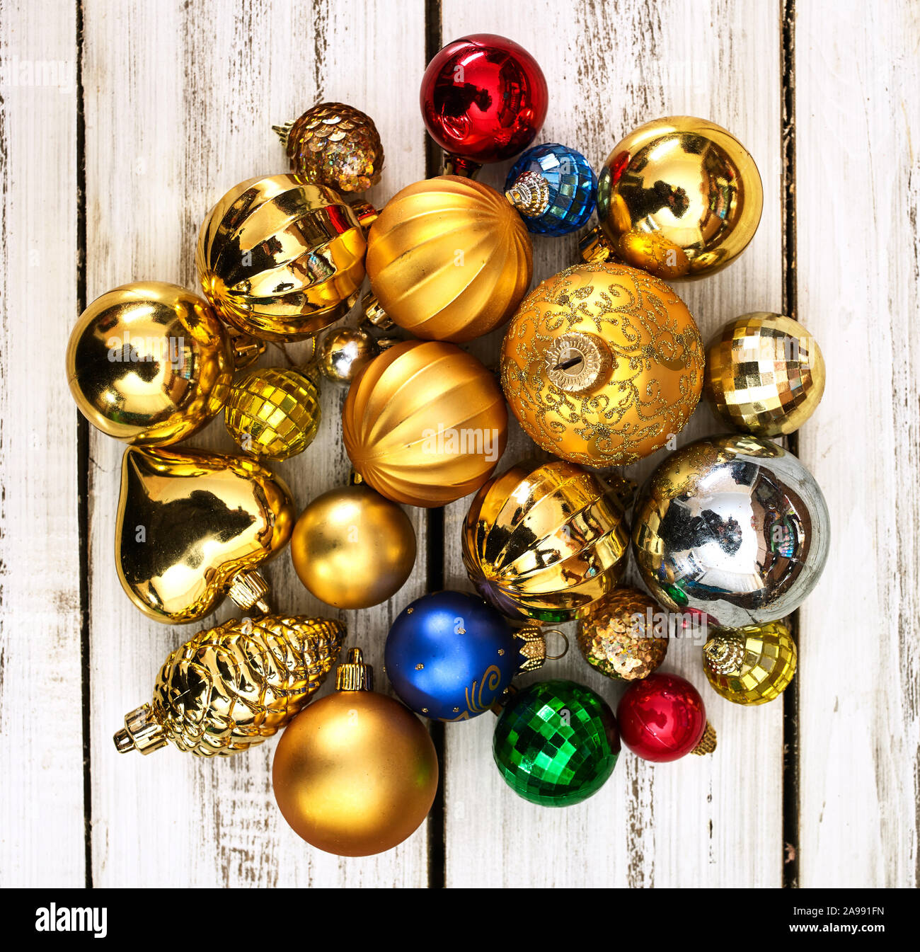 Couronne de Noël de Noël décorations boules se bloque sur porte avant Banque D'Images