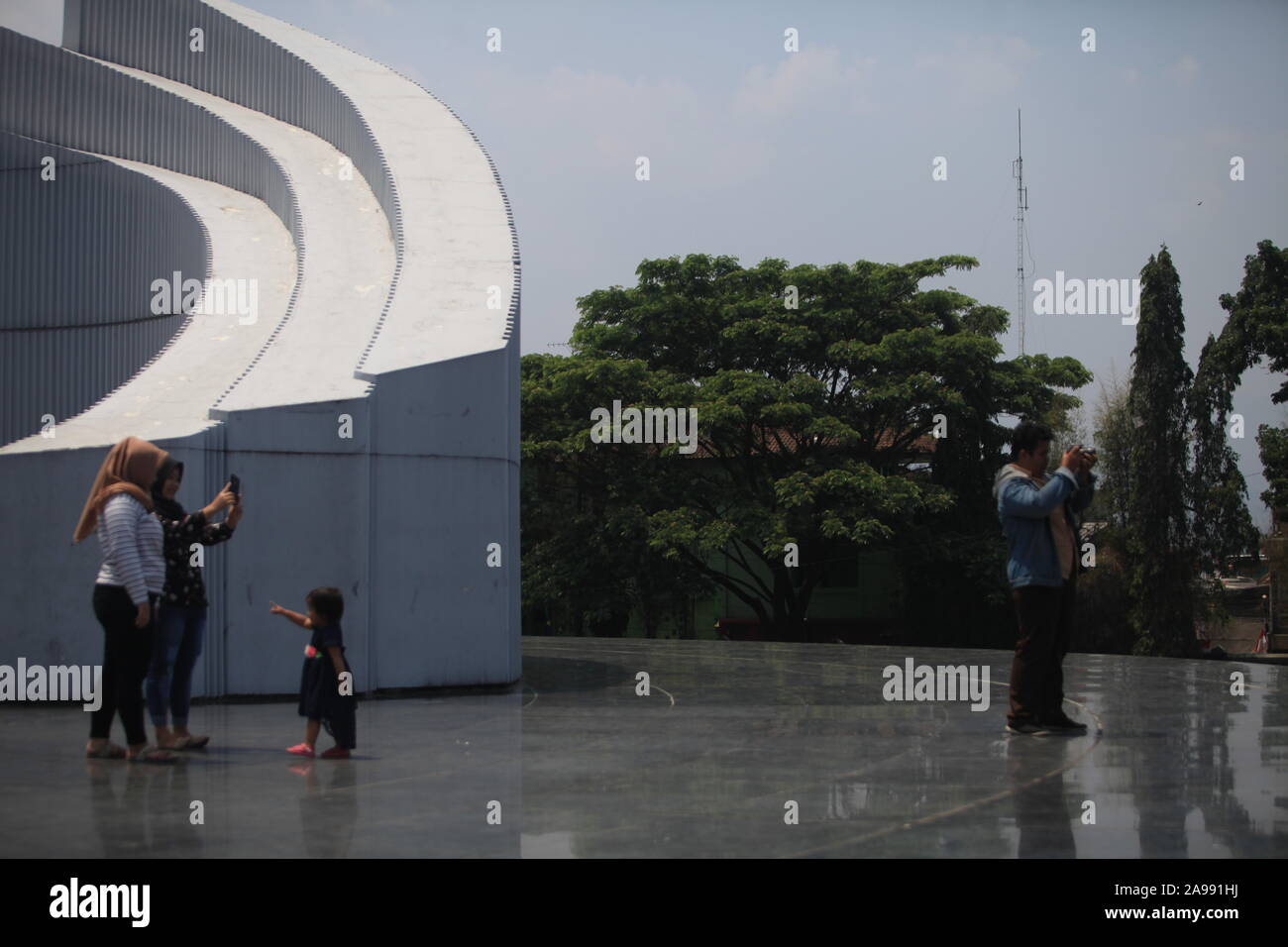 Une mère, c'est photographier son enfant et sa sœur, dans un lieu de la lutte monument à Bandung. Banque D'Images