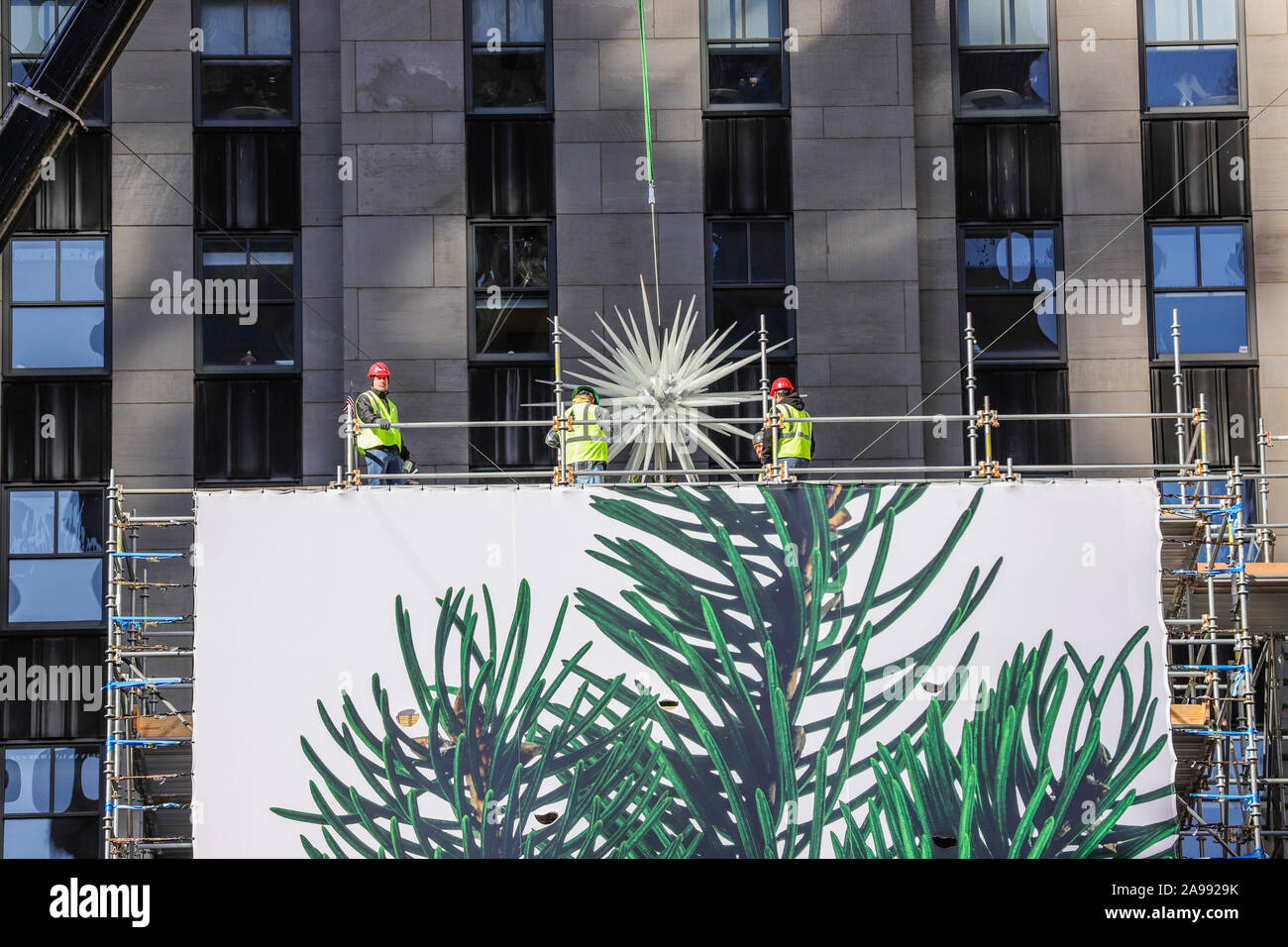 New York, USA. Novembre 13, 2019, New York, NEW YORK, États-Unis : un 900-pound étoile en cristal Swarovski a été levée par une grue et attaché à l'arbre de Noël du Rockefeller Center, le mercredi matin, 13. Conçu par l'architecte Daniel Libeskind, l'étoile mousseux mesures 9 pieds 10 cm de diamètre et est créé à partir de 3 millions de cristaux Swarovski éblouissante dans 70 allumé les oreilles. Credit : ZUMA Press, Inc./Alamy Live News Banque D'Images