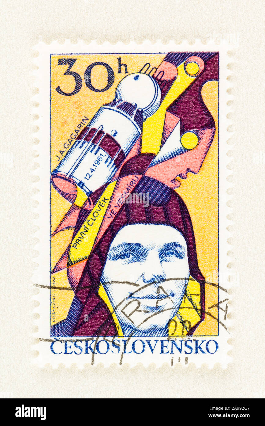 SEATTLE WASHINGTON - 4 octobre, 2019 : timbre-poste de la Tchécoslovaquie de 1977 avec le cosmonaute Youri Gagarine et spatiale Vostok I, Scott #  2140 Banque D'Images