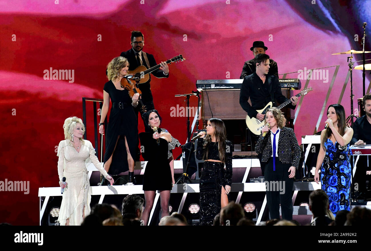 Nashville, Tennessee, USA. 13 Nov, 2019. Dolly Parton, Amanda Shires, Maren Morris, Mase, Natalie Hemby. 51e Prix annuel de la musique country, plus grande nuit, tenue à Bridgestone Arena. Crédit photo : Laura Farr/AdMedia/MediaPunch MediaPunch Crédit : Inc/Alamy Live News Banque D'Images