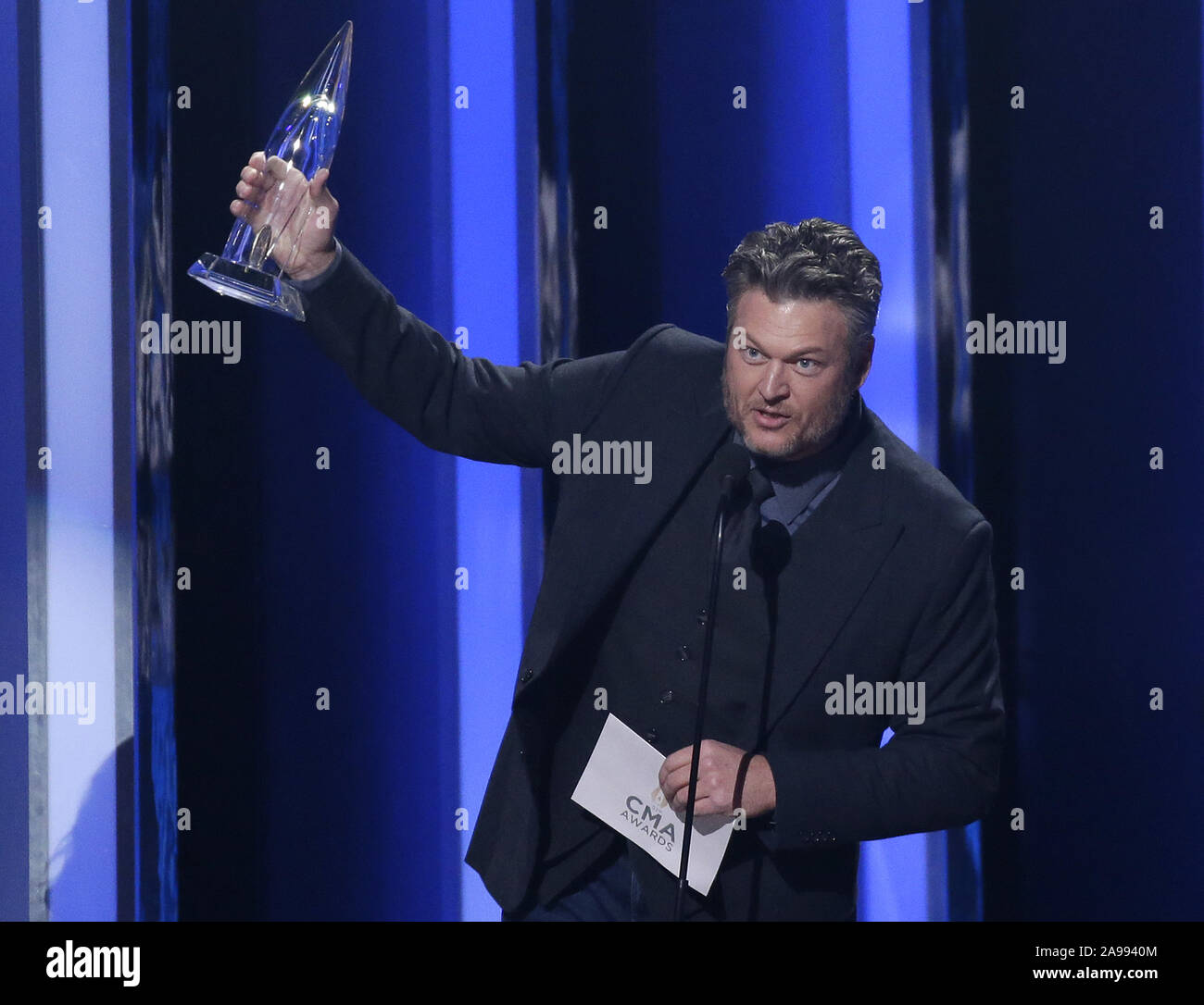 Nashville, États-Unis. 13 Nov, 2019. Blake Sheldon accepte le prix pour seul de l'année pour la chanson God's Country à la 52e assemblée annuelle Country Music Association Awards au Bridgestone Arena de Nashville, Tennessee Mercredi, 13 novembre 2019. Photo de John Angelillo/UPI UPI : Crédit/Alamy Live News Banque D'Images