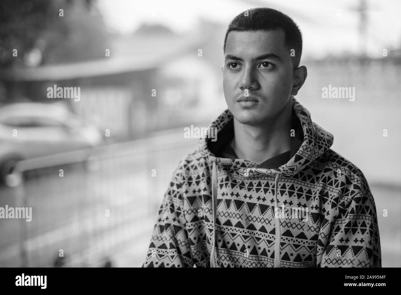 Jeune homme asiatique multiethnique à l'extérieur en noir et blanc Banque D'Images