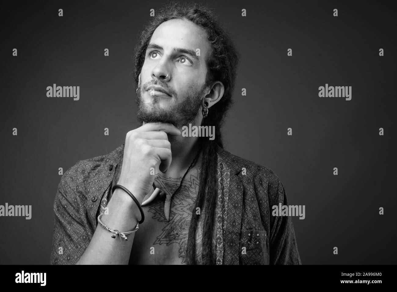 Beau jeune homme hispanique avec des dreadlocks en noir et blanc Banque D'Images
