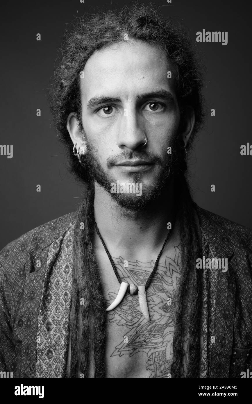 Beau jeune homme hispanique avec des dreadlocks en noir et blanc Banque D'Images