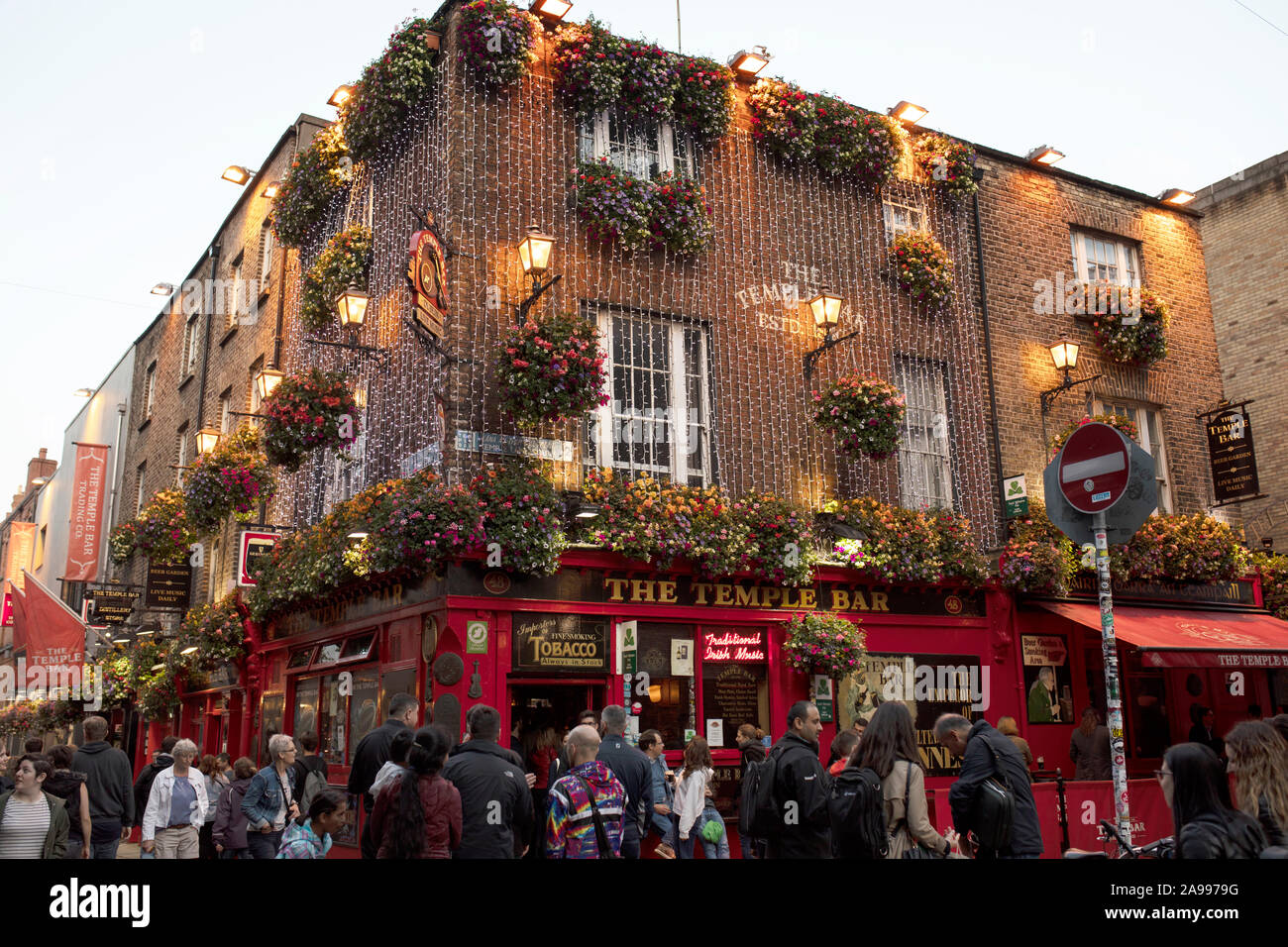 En dehors du Temple Bar pub irlandais dans le célèbre quartier du même nom à Dublin, Irlande, un soir d'été. Banque D'Images