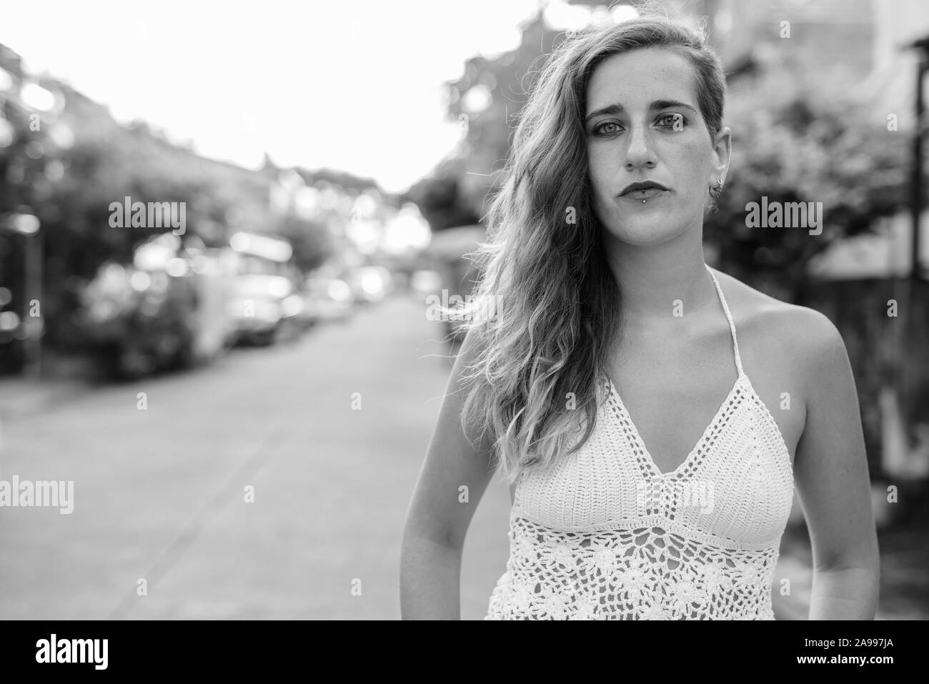 Young beautiful Hispanic woman outdoors touristiques en noir et blanc Banque D'Images