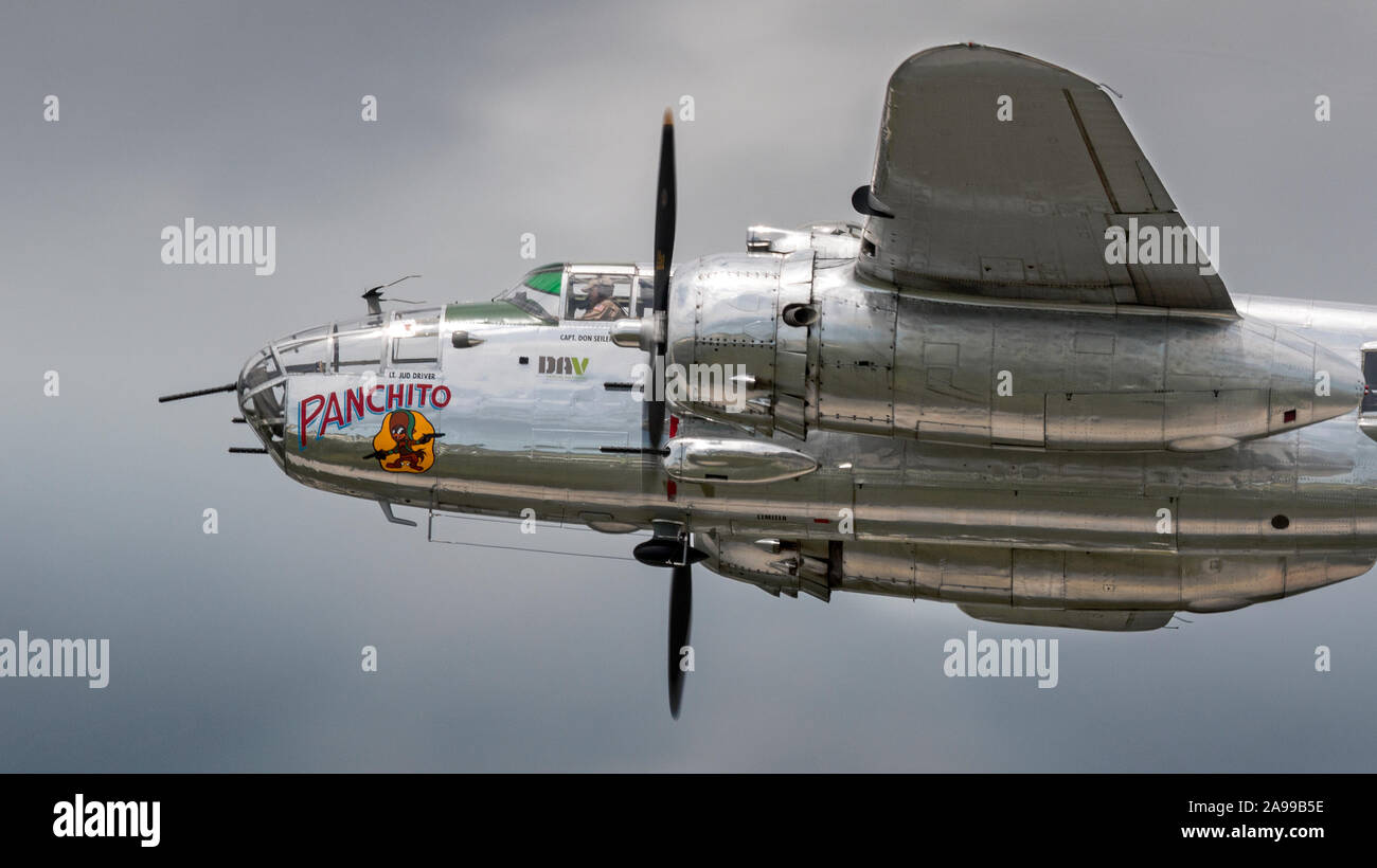 DAYTON, Ohio / USA - 20 juin 2015 : Un B-25 Mitchell effectue à l'Airshow de Dayton de 2015. Banque D'Images