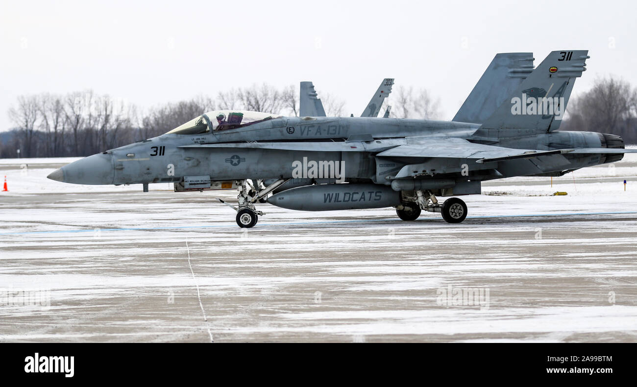 United States Navy F-18 Hornet pour préparer un flyover Packers de Green Bay lors d'un match à domicile. Banque D'Images