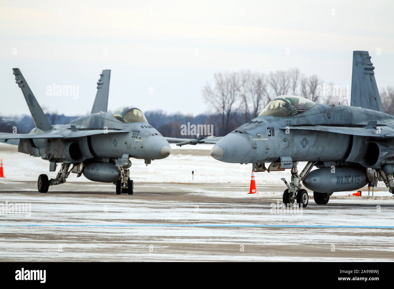 United States Navy F-18 Hornet pour préparer un flyover Packers de Green Bay lors d'un match à domicile. Banque D'Images