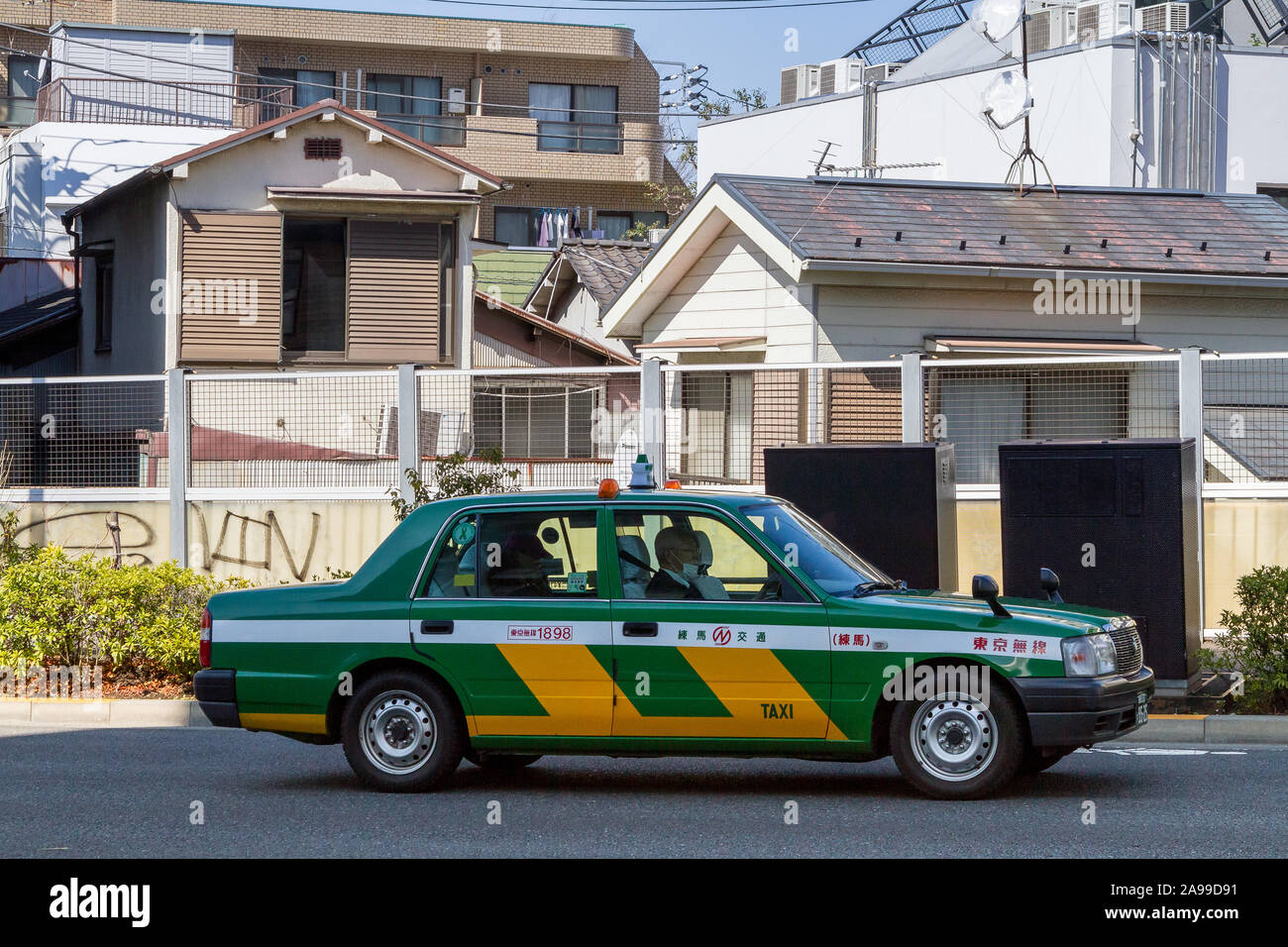 Un taxi vert dans une rue à Shinjuku, Tokyo, Japon. Banque D'Images