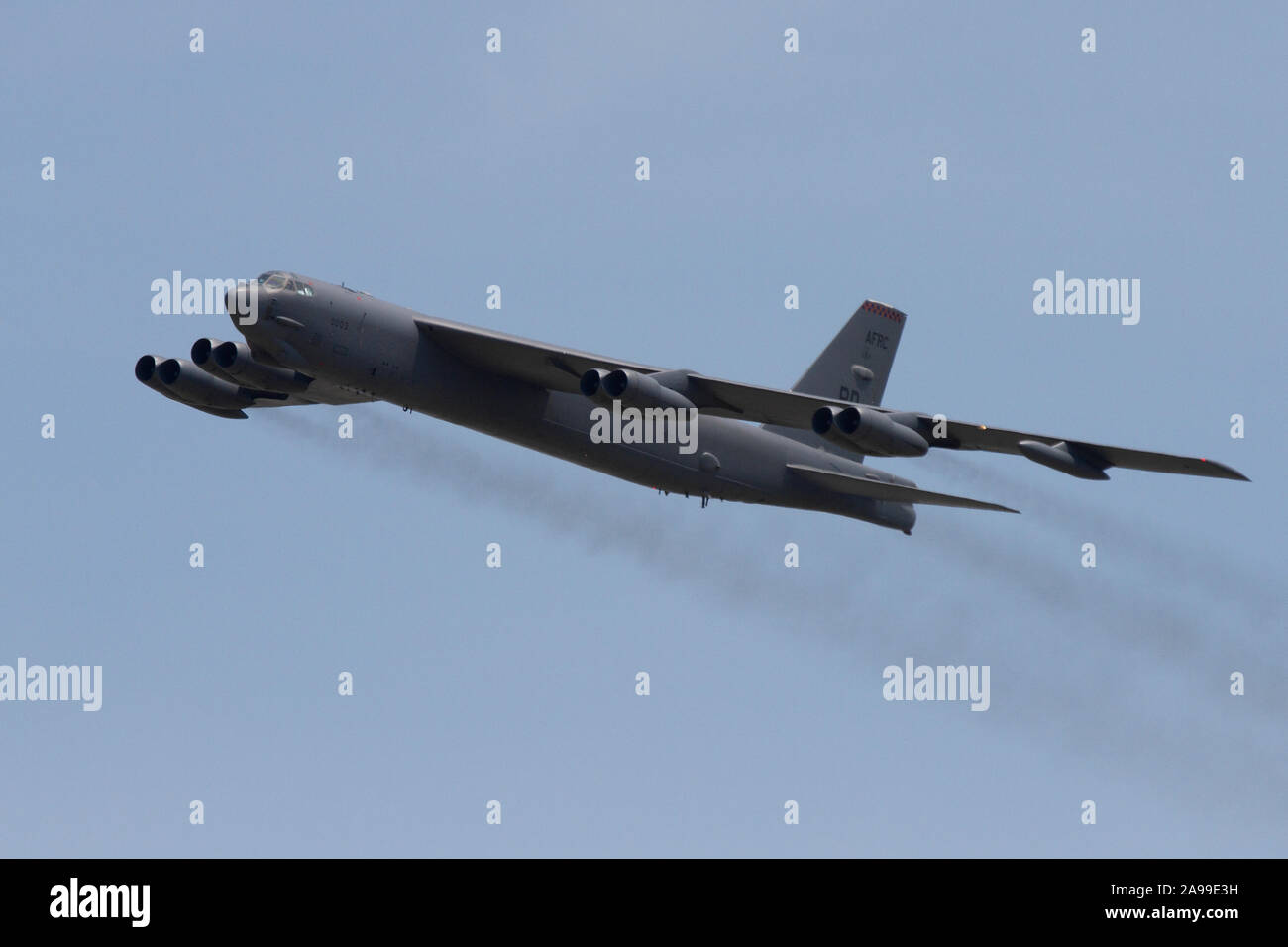 Un United States Air Force B-52 Stratofortress effectue un survol à l'Airshow de Dayton de 2012. Banque D'Images