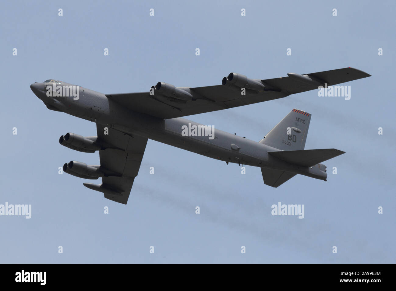 Un United States Air Force B-52 Stratofortress effectue un survol à l'Airshow de Dayton de 2012. Banque D'Images