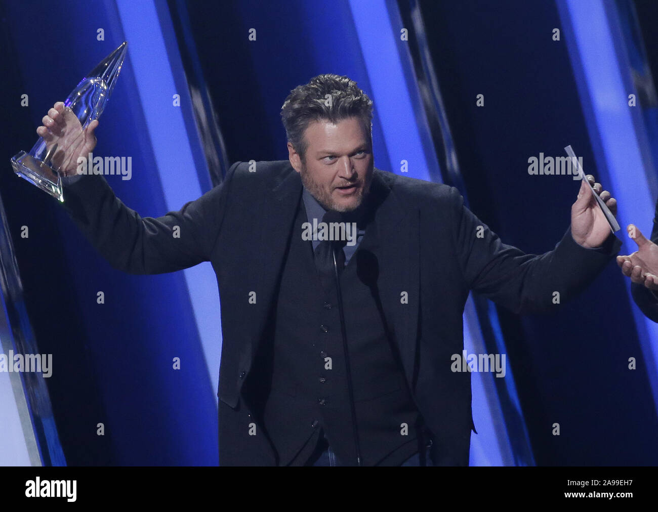 Nashville, États-Unis. 13 Nov, 2019. Blake Sheldon accepte le prix pour seul de l'année pour la chanson God's Country à la 52e assemblée annuelle Country Music Association Awards au Bridgestone Arena de Nashville, Tennessee Mercredi, 13 novembre 2019. Photo de John Angelillo/UPI UPI : Crédit/Alamy Live News Banque D'Images