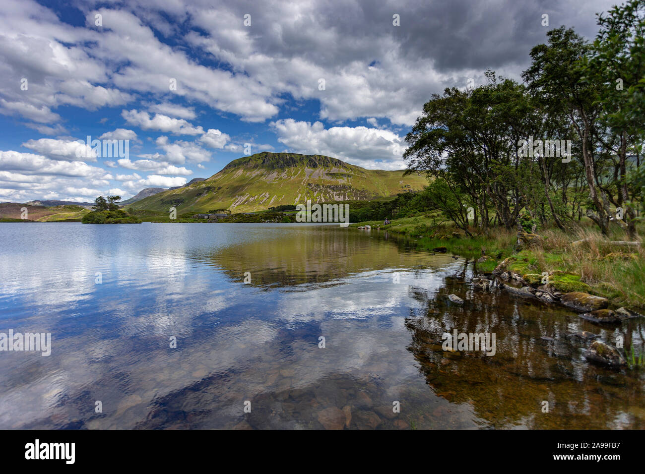 Cregennan lacs sur une journée ensoleillée dans le Parc National de Snowdonia, Pays de Galles Banque D'Images