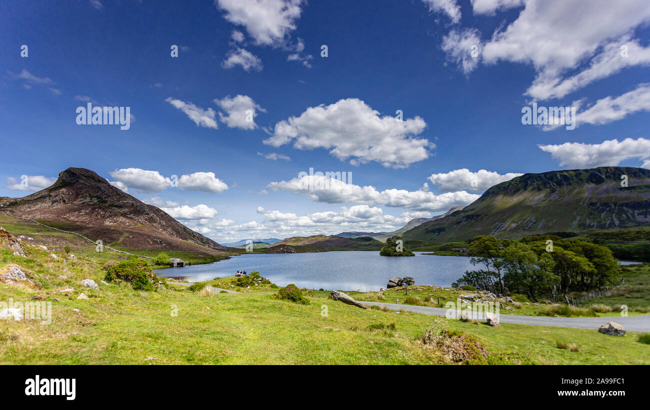 Cregennan lacs sur une journée ensoleillée dans le Parc National de Snowdonia, Pays de Galles Banque D'Images