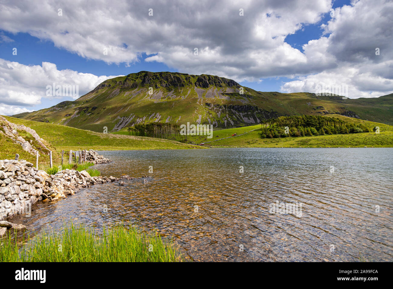 Cregennan lacs sur une journée ensoleillée dans le Parc National de Snowdonia, Pays de Galles Banque D'Images