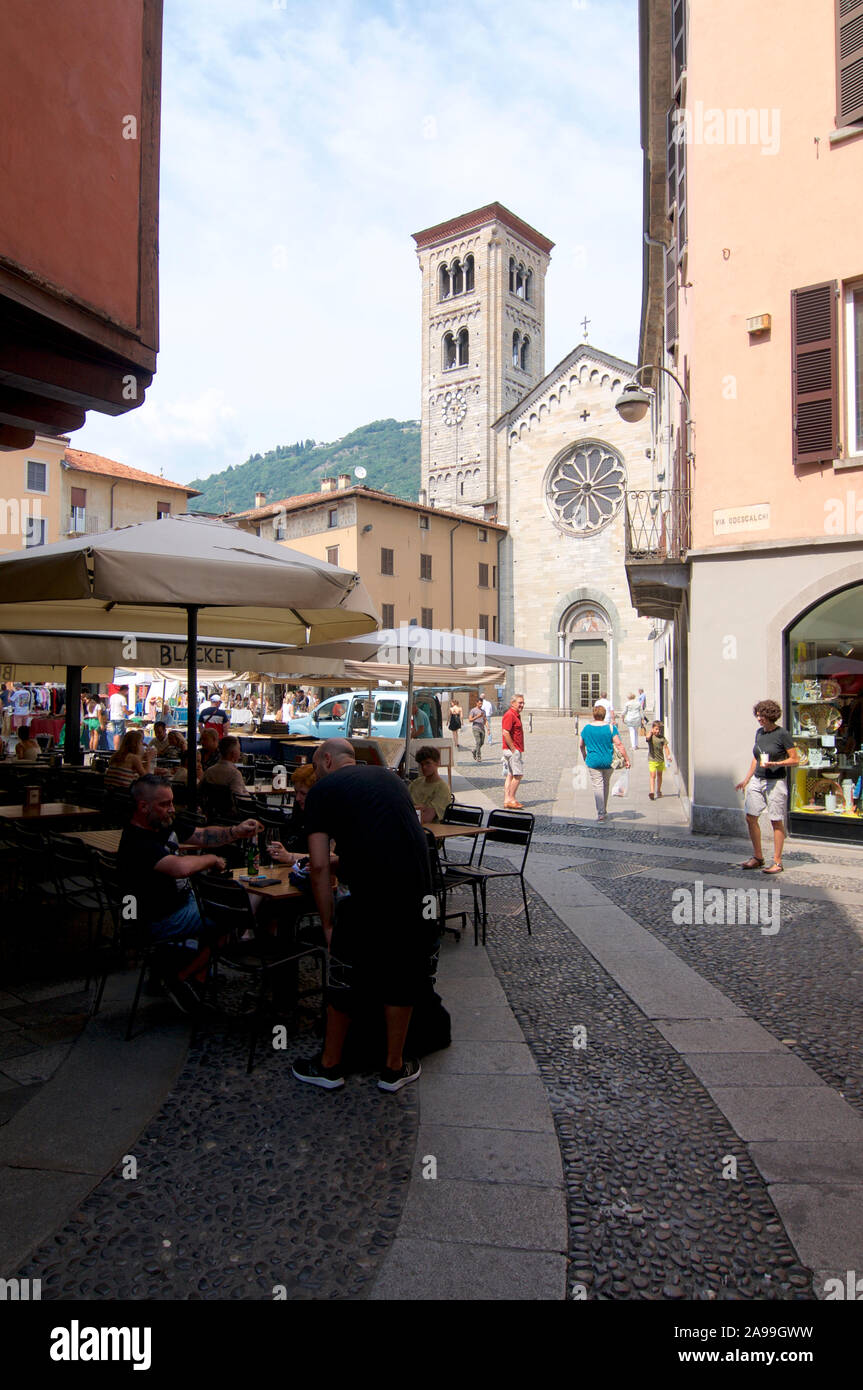 Côme, Lombardie, Italie - 6 juillet 2019 : vue sur l'église de San Fedele (église Saint Fedele) et une terrasse d'un restaurant sur la place de San Fedele Banque D'Images