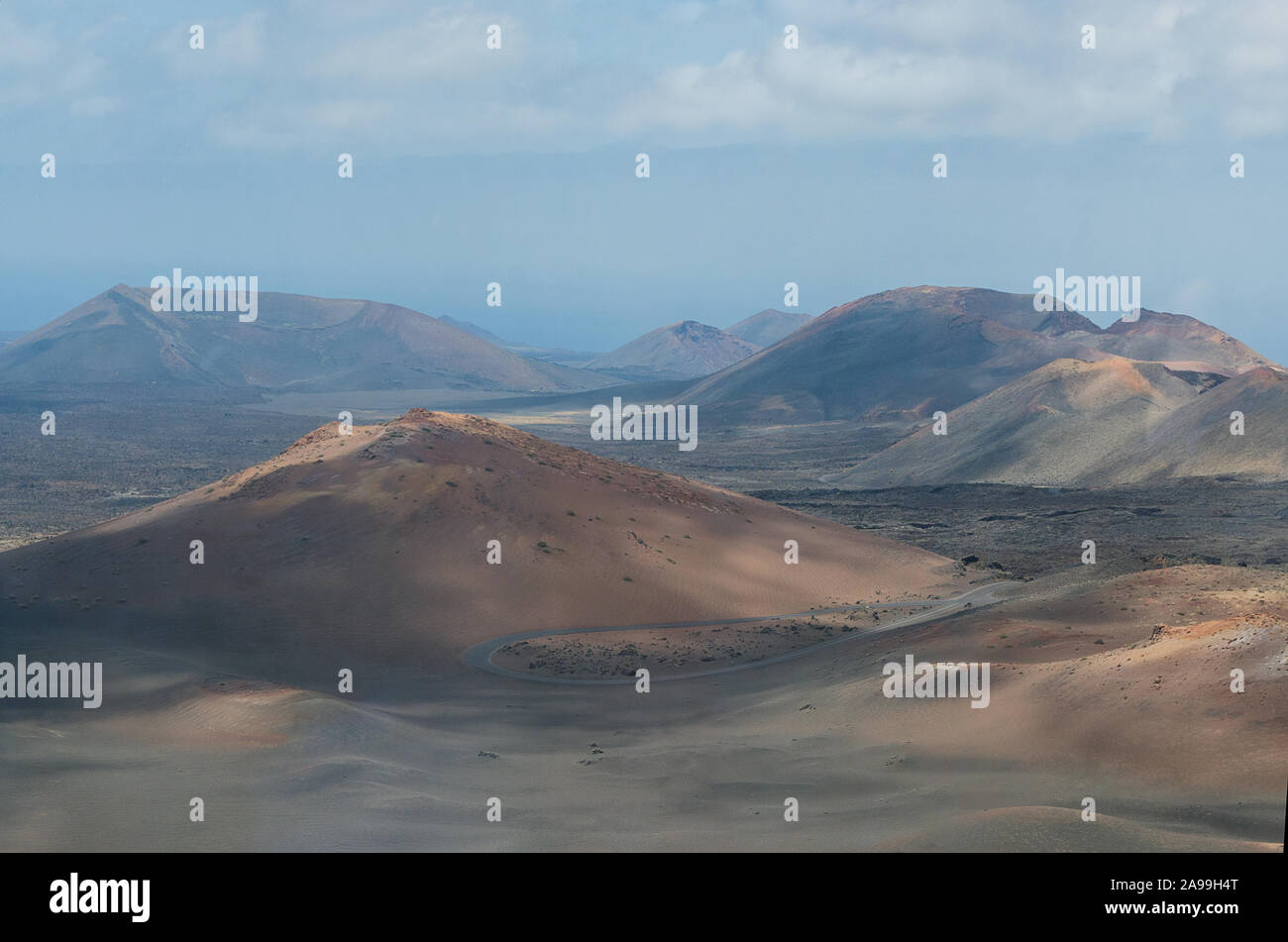 Valle del Silencio, vallée du Silence dans le Parc National de Timanfaya à Lanzarote, îles Canaries, Espagne. Le spectaculaire paysage volcanique de l'arrière-plan. Banque D'Images