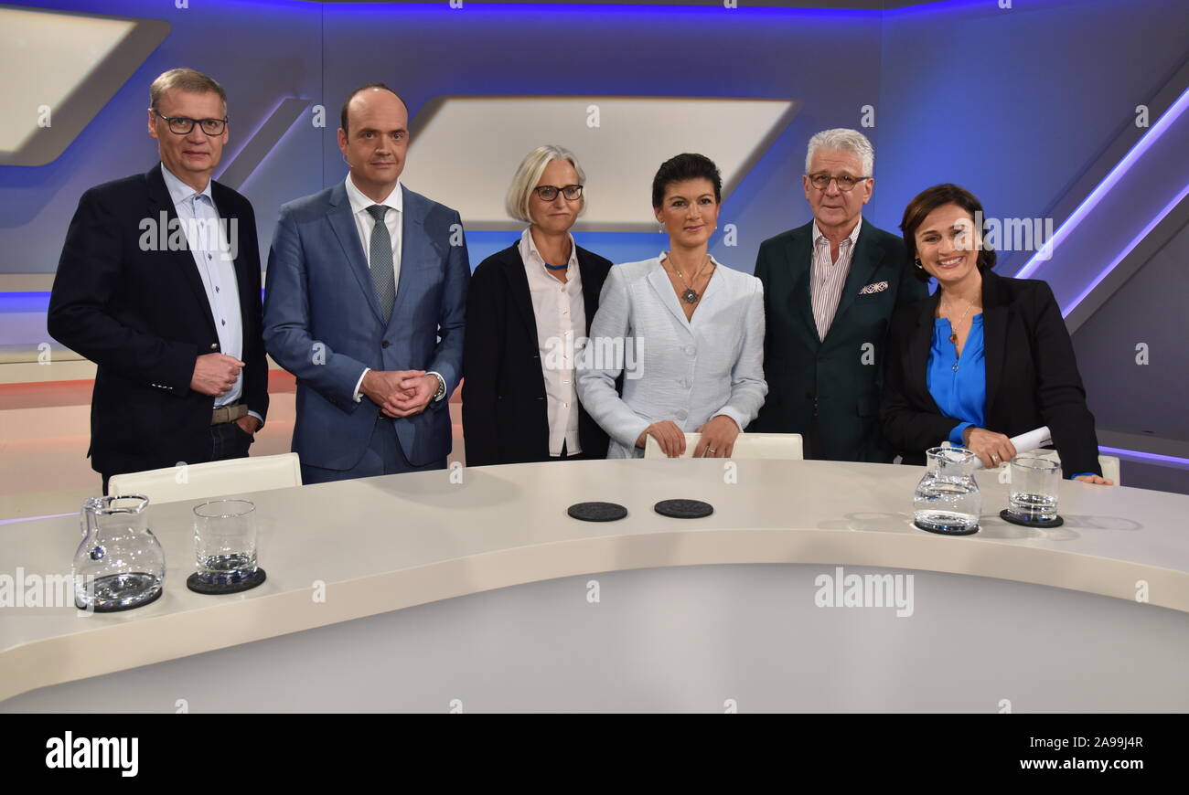Cologne, Allemagne. 13 Nov, 2019. Günther Jauch, l-r, Robin Alexander, Christiane Hoffmann, Sahra Wagenknecht, Marcel Reif et Sandra Maischberger invité sur l'ARD talk show ' Maischberger . La semaine : Horst Galuschka de crédit '/dpa/Horst Galuschka dpa/Alamy Live News Banque D'Images