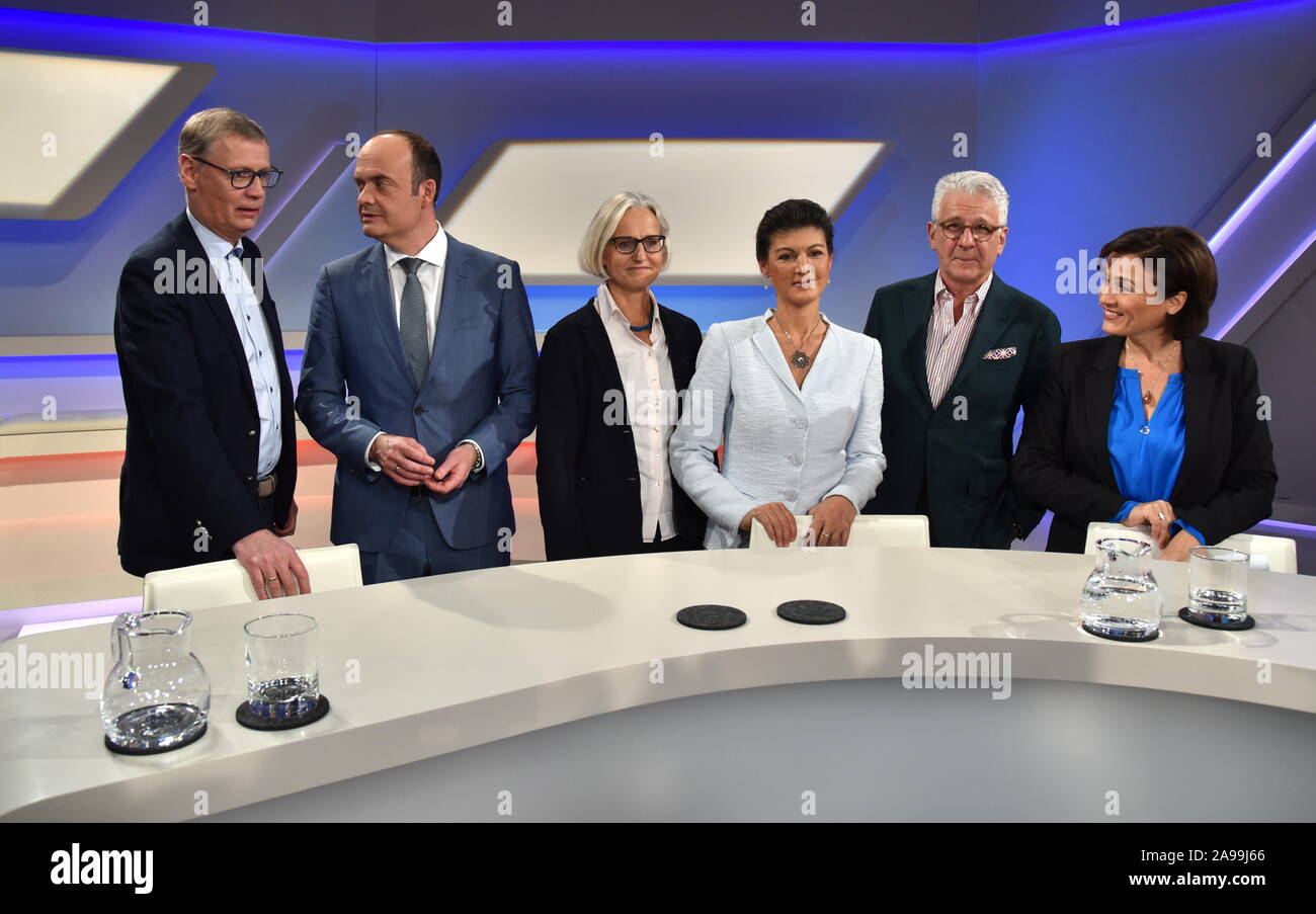 Cologne, Allemagne. 13 Nov, 2019. Günther Jauch, l-r, Robin Alexander, Christiane Hoffmann, Sahra Wagenknecht, Marcel Reif et Sandra Maischberger invité sur l'ARD talk show ' Maischberger . La semaine : Horst Galuschka de crédit '/dpa/Horst Galuschka dpa/Alamy Live News Banque D'Images