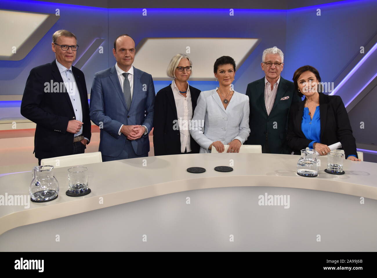 Cologne, Allemagne. 13 Nov, 2019. Günther Jauch, l-r, Robin Alexander, Christiane Hoffmann, Sahra Wagenknecht, Marcel Reif et Sandra Maischberger invité sur l'ARD talk show ' Maischberger . La semaine : Horst Galuschka de crédit '/dpa/Horst Galuschka dpa/Alamy Live News Banque D'Images