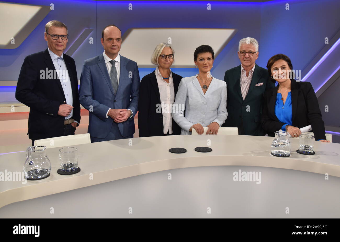 Cologne, Allemagne. 13 Nov, 2019. Günther Jauch, l-r, Robin Alexander, Christiane Hoffmann, Sahra Wagenknecht, Marcel Reif et Sandra Maischberger invité sur l'ARD talk show ' Maischberger . La semaine : Horst Galuschka de crédit '/dpa/Horst Galuschka dpa/Alamy Live News Banque D'Images