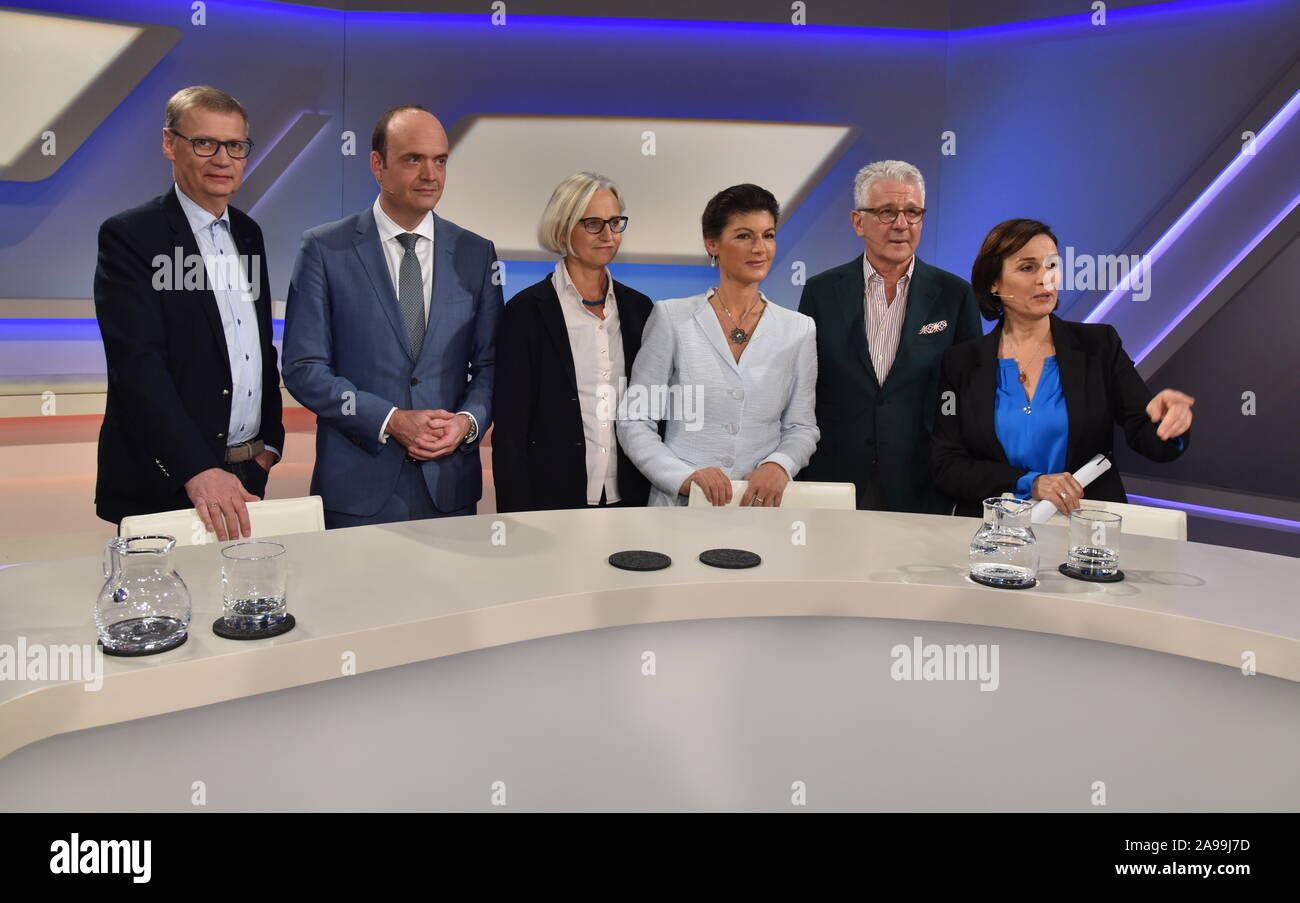 Cologne, Allemagne. 13 Nov, 2019. Günther Jauch, l-r, Robin Alexander, Christiane Hoffmann, Sahra Wagenknecht, Marcel Reif et Sandra Maischberger invité sur l'ARD talk show ' Maischberger . La semaine : Horst Galuschka de crédit '/dpa/Horst Galuschka dpa/Alamy Live News Banque D'Images