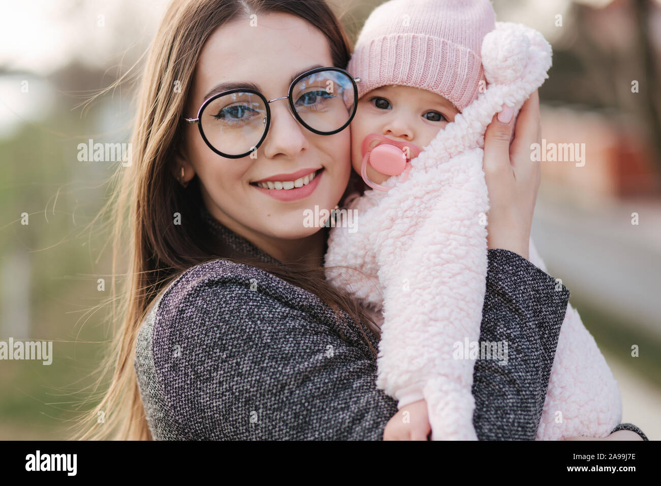 Portrait De Mere Et Sa Petite Fille Belle Maman Et Bebe Mignon Hud Mere Sa Fille Habille En Bebe Couleur Peanch Hat Et De Mamelon Toy Photo Stock Alamy