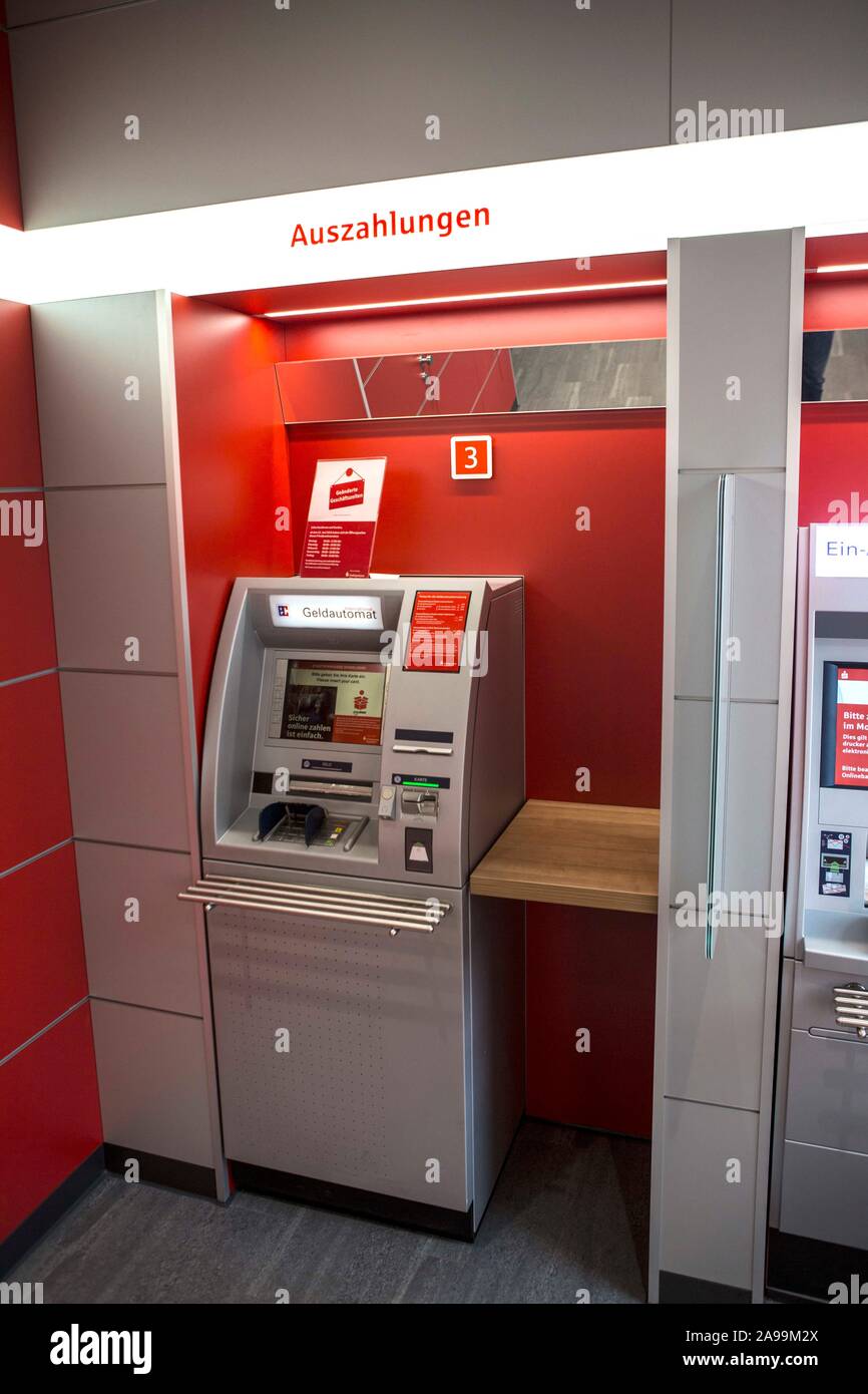 Geldautomat Ein der Sparkasse Düsseldorf dans der Vorhalle der Geschäftsstelle Oberkassel. Geldautomat steht der geschützt einem Vorraum zur Sparkass Banque D'Images