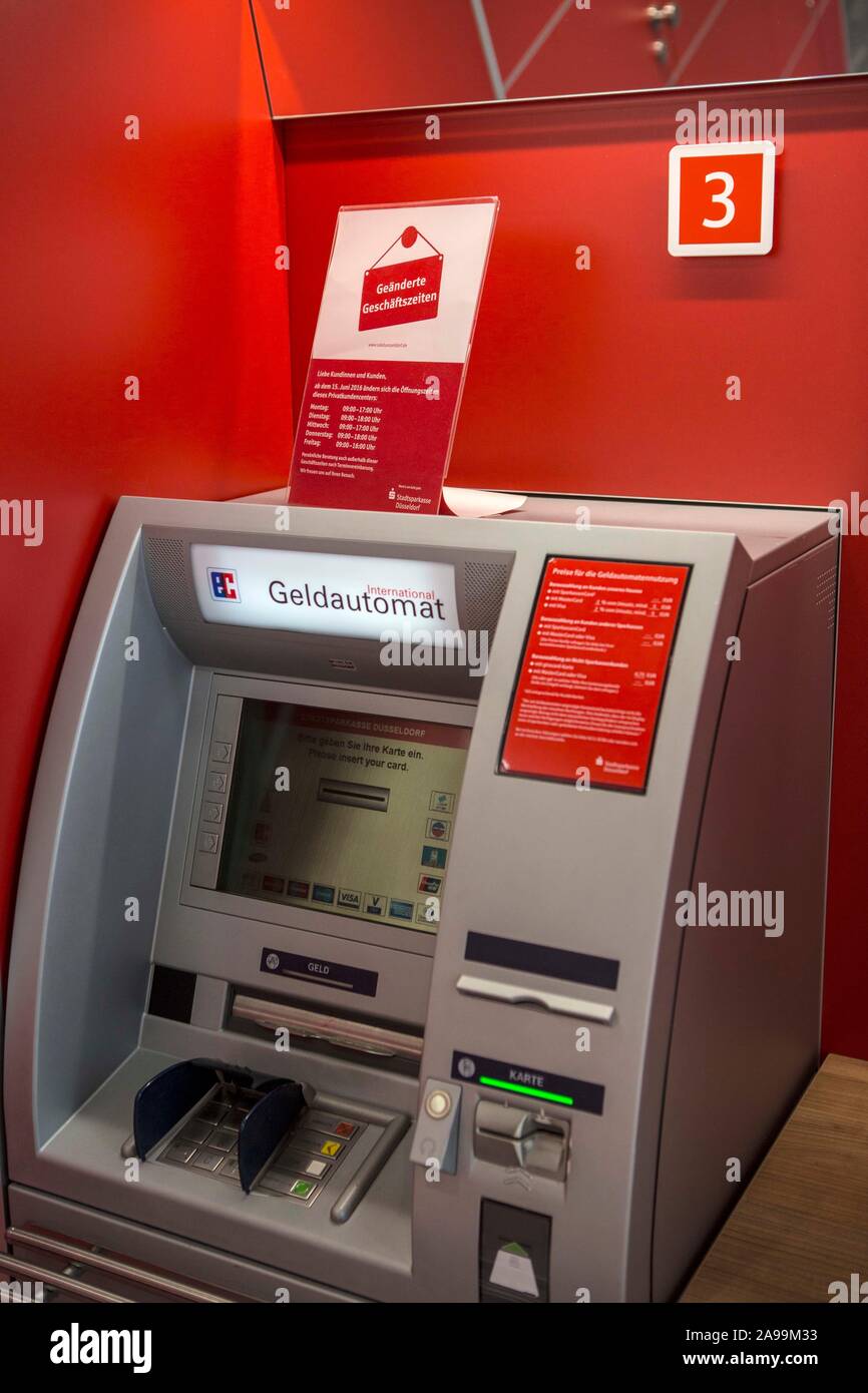 Geldautomat Ein der Sparkasse Düsseldorf dans der Vorhalle der Geschäftsstelle Oberkassel. Geldautomat steht der geschützt einem Vorraum zur Sparkass Banque D'Images