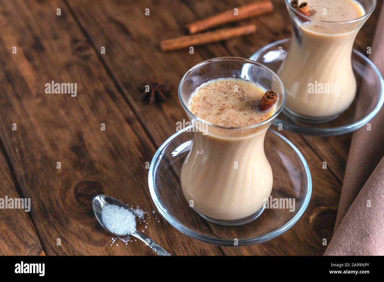 Indian masala thé avec des épices dans verres transparents sur un fond de bois. Photo horizontale à l'exemplaire de l'espace. Banque D'Images