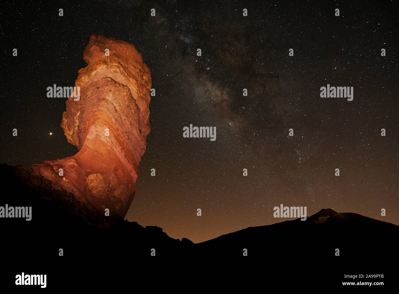 Allumé Roque Cinchado et Pico del Teide avec ciel étoilé, Milky Way, nuit à la nouvelle lune, Los Roques de Garcia, le parc national de Las Canadas, Banque D'Images