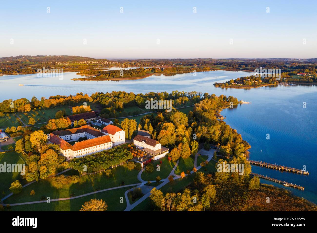Vieux château Herrenchiemsee dans la lumière du matin, l'île de Herreninsel Chiemsee, Chiemgau, vue aérienne, Upper Bavaria, Bavaria, Germany Banque D'Images