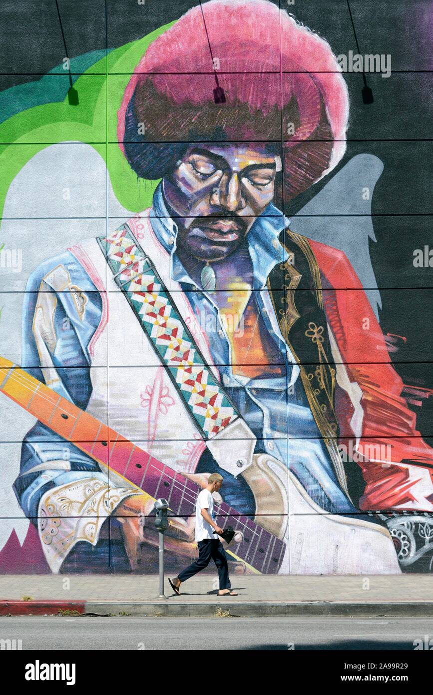 Fresque grandeur nature avec Jimi Hendrix à la guitare Center music store, Sunset Boulevard, Hollywood, Los Angeles, Californie, USA Banque D'Images