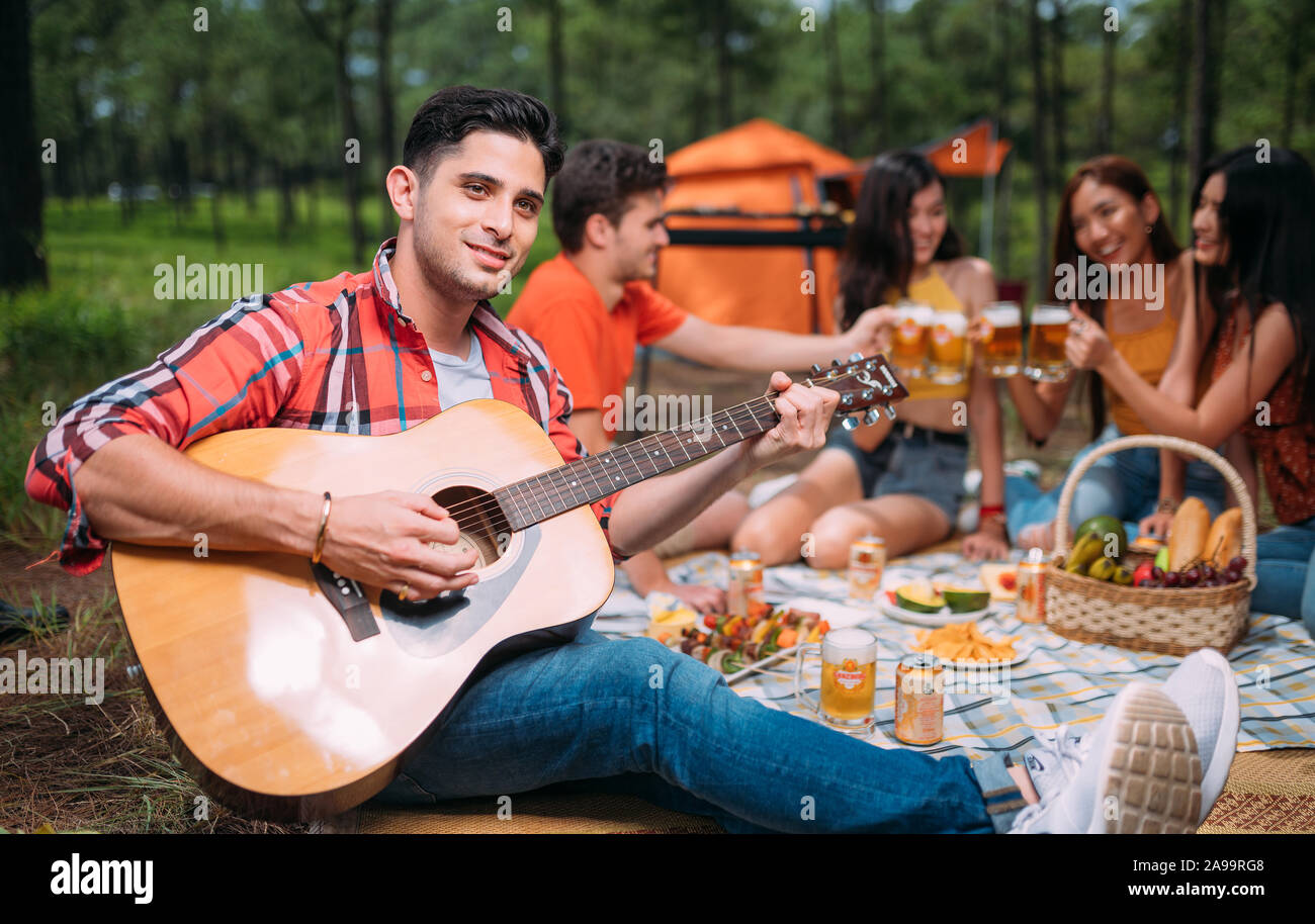 Temps heureux de faire une partie de pique-nique avec des amis de la bière boisson ganzberg et barbecue sur le week-end Banque D'Images