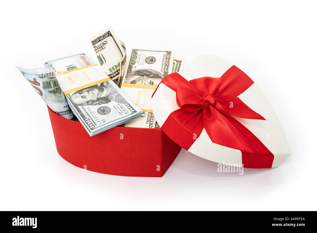 Paquet de dollars en boîte cadeau coeur avec bow isolated on white Banque D'Images