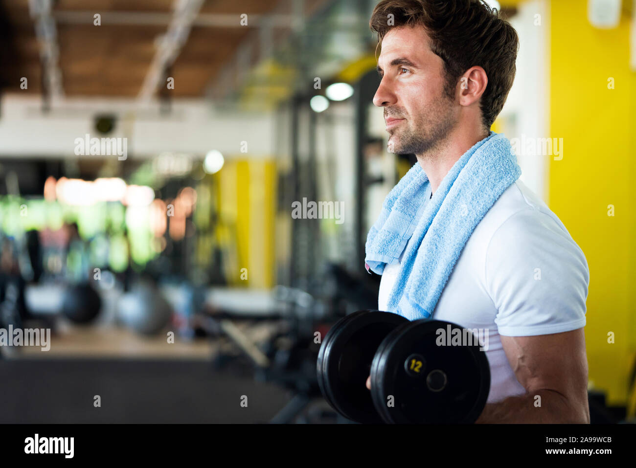 Jeune homme déterminé working out in gym Banque D'Images