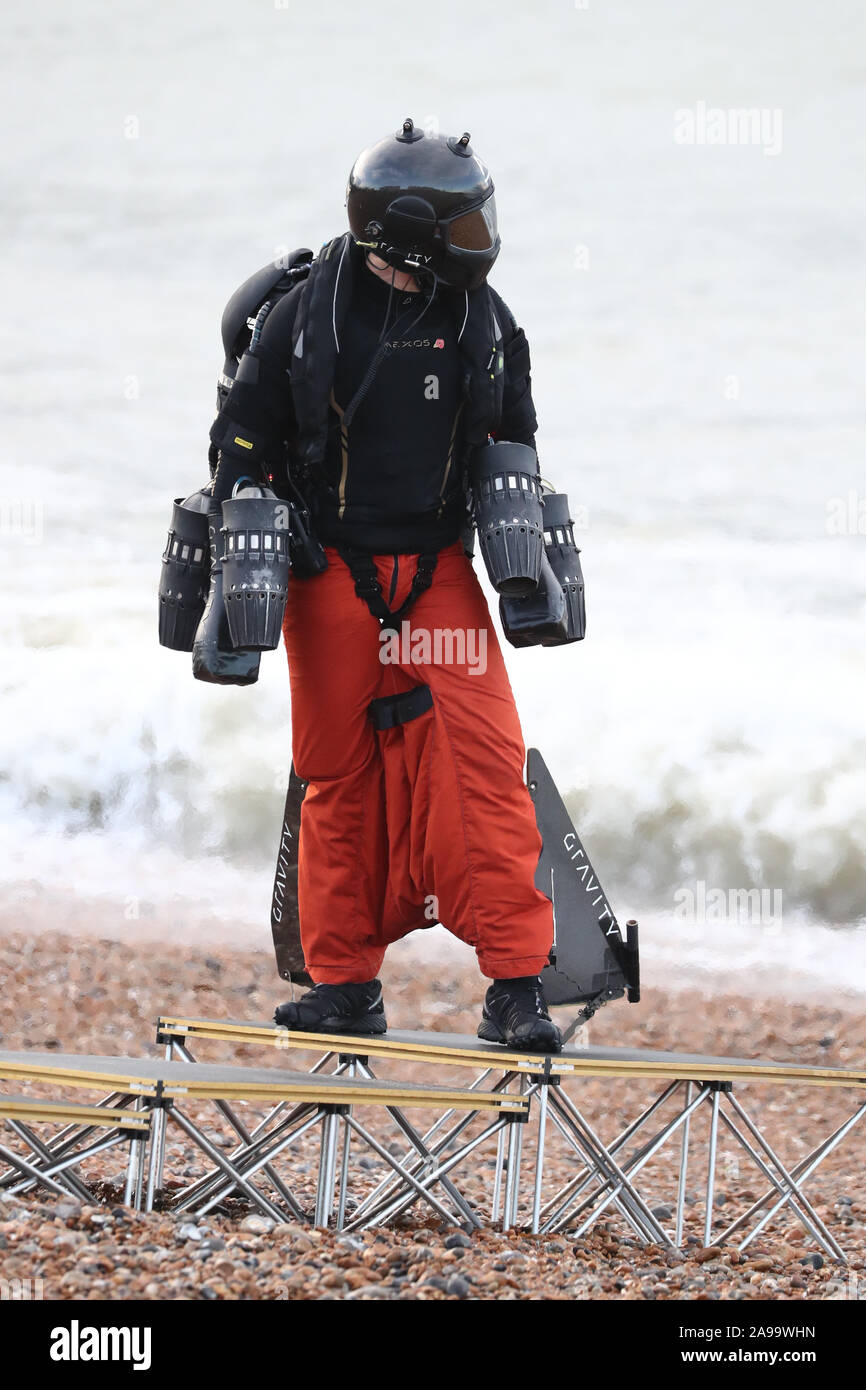 Richard Browning tente de briser son propre record mondial Guinness pour la plus grande vitesse dans un corps-commandé moteur jet powered suit près de la jetée de Brighton. Banque D'Images