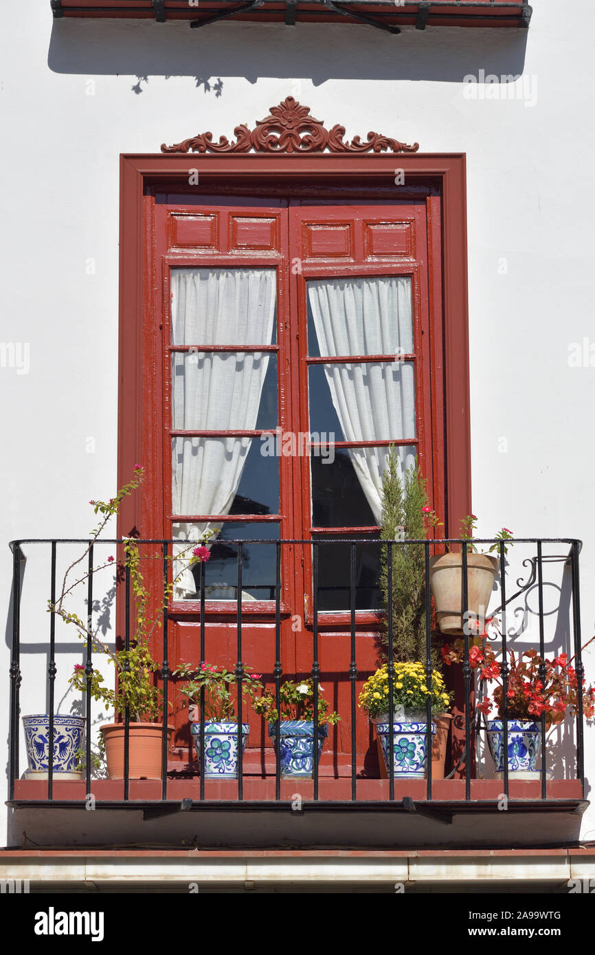 Balcon andalou typique d'une journée ensoleillée Banque D'Images