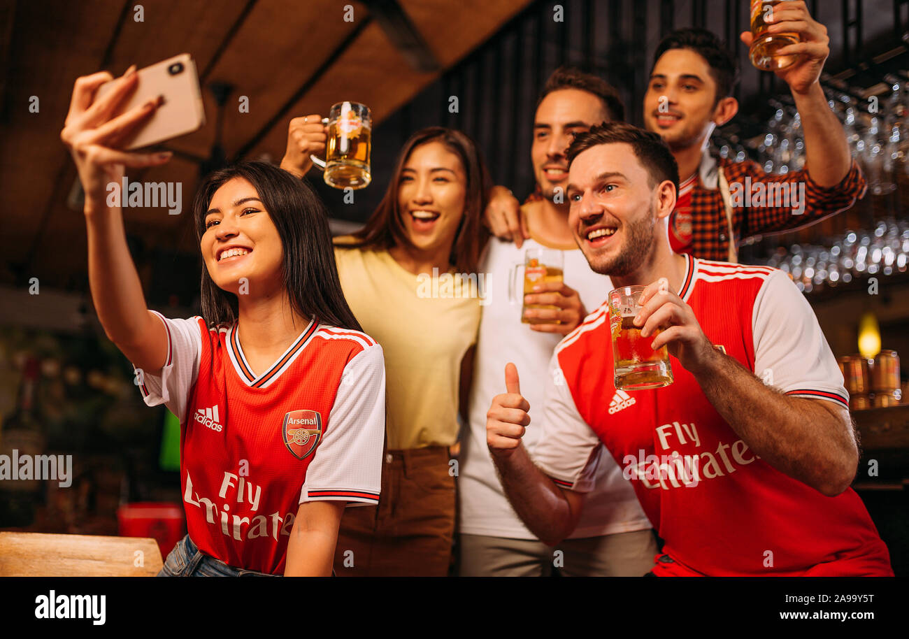 Bière de fête les fans d'Arsenal font du selfie au comptoir du bar Banque D'Images