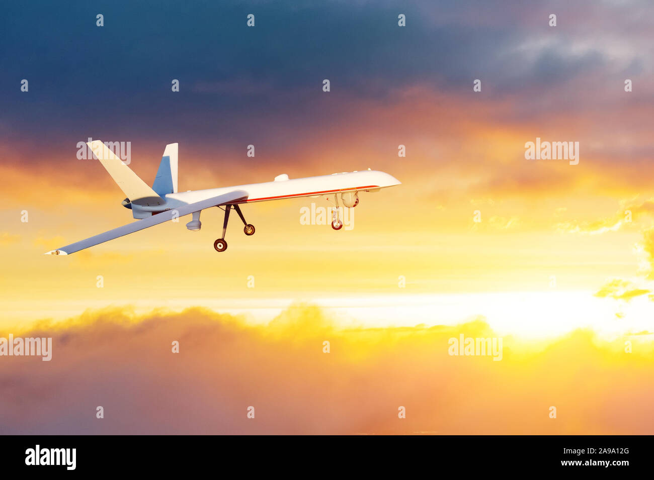 Véhicule aérien avions pilotés à distance de la scène drone en sunset panorama cloudscape Banque D'Images