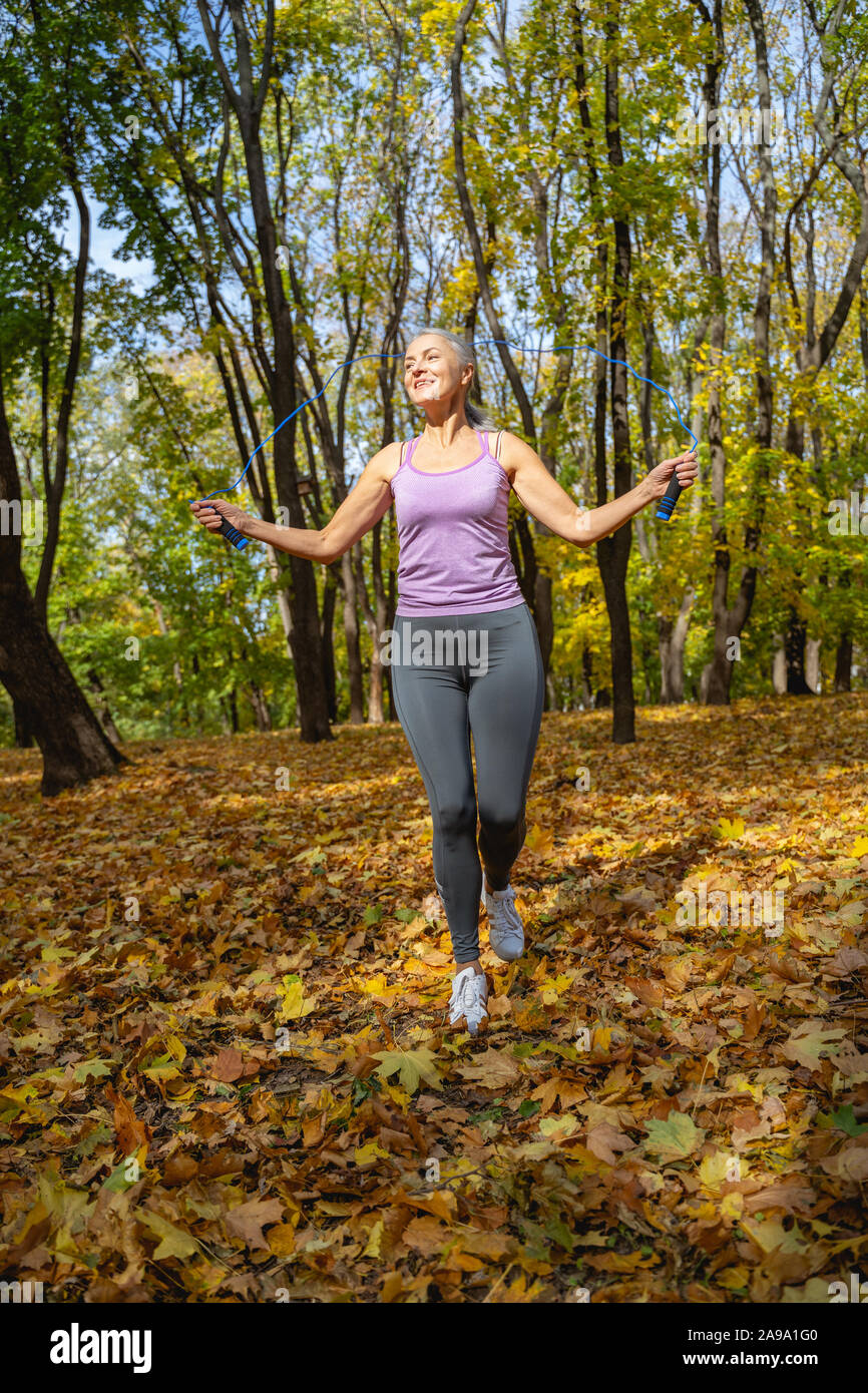 Faire une dame de race blanche sportive exercice d'échauffement Banque D'Images