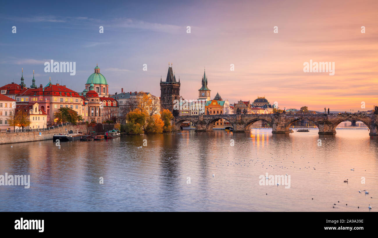 Prague, République tchèque. Paysage urbain panoramique image de célèbre pont Charles à Prague au cours de l'automne beau coucher du soleil. Banque D'Images