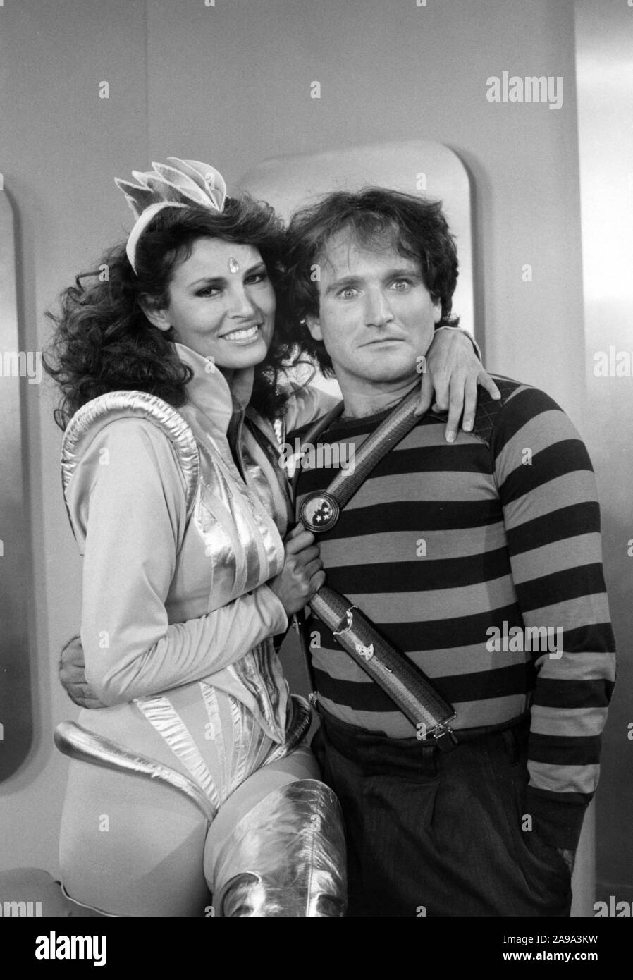 ROBIN WILLIAMS et Raquel Welch MORK & MINDY (1978). Credit : PARAMOUNT TV / Album Banque D'Images