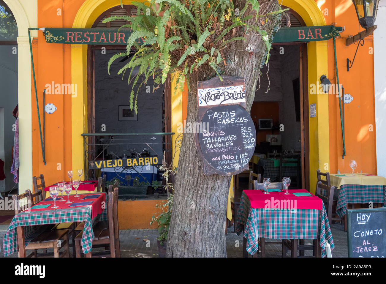 COLONIA, URUGUAY, - avril, 19, 2019 : la terrasse d'un café et un bar à Colonia, Uruguay, Amérique du Sud. Banque D'Images